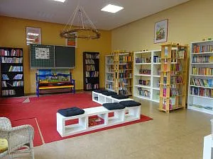 Auf dem Bild sieht man die schuleigene B&uuml;cherei mit &uuml;ber 2000 B&uuml;chern.