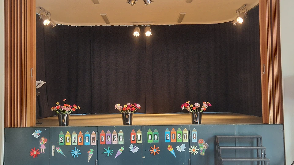 Auch die B&uuml;hne in der Aula wird f&uuml;r die Einschulung geschm&uuml;ckt