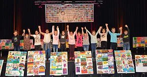 Das Bild seigt eine Gruppe von Kindern auf der Bühne, die bei dem Projekt mitgemacht hat.