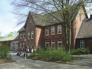 Auf dem Bild sieht man das Hauptgebäude der Grundschule Hammersbeck